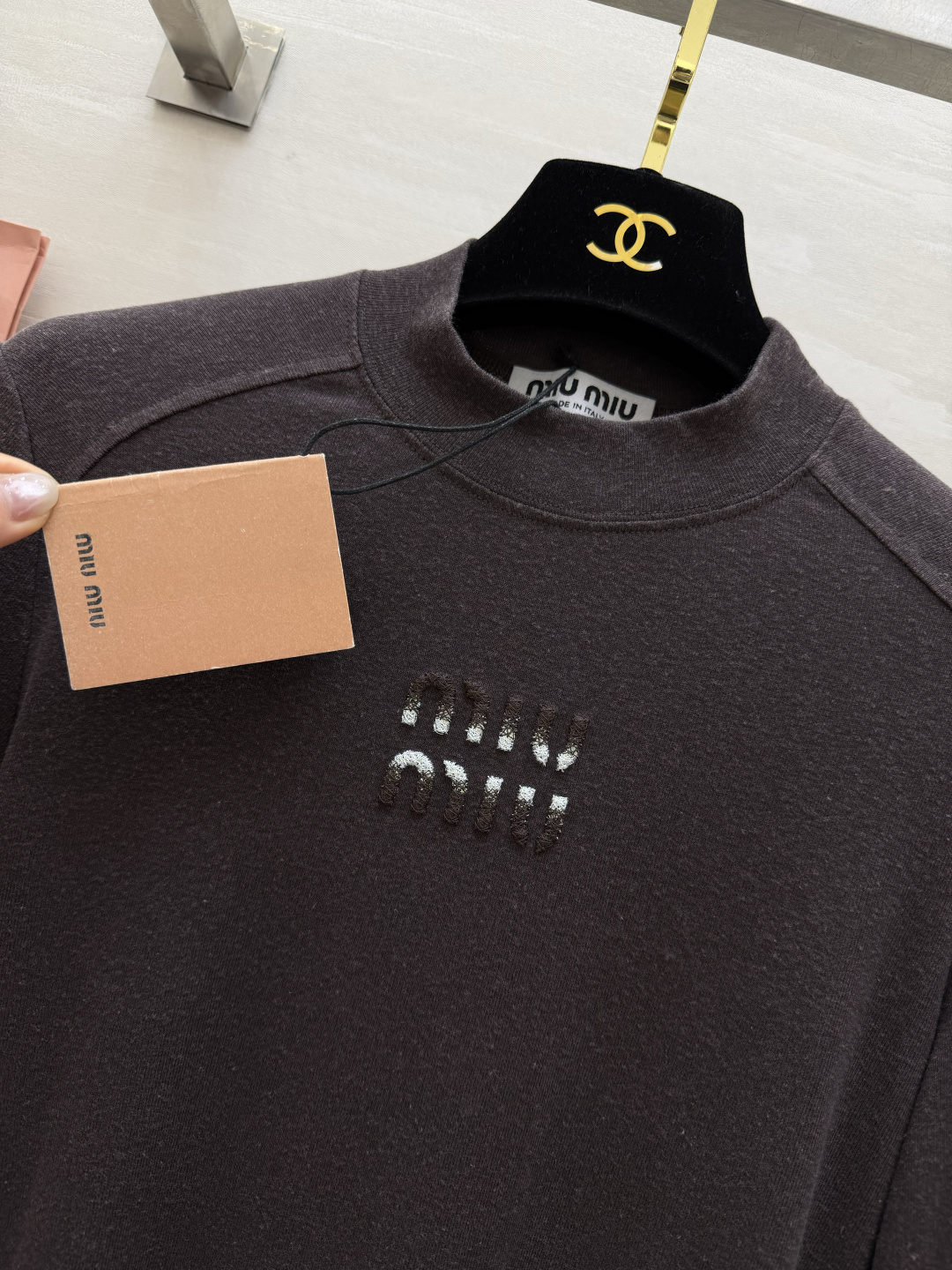 #Miumi♡²⁶春夏新款 logo重工刺绣🪡短袖T恤 胸前重工Logo刺绣超有辨识度！羊毛➕棉混弹力氨