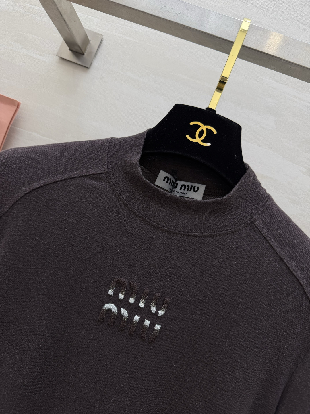 #Miumi♡²⁶春夏新款 logo重工刺绣🪡短袖T恤 胸前重工Logo刺绣超有辨识度！羊毛➕棉混弹力氨