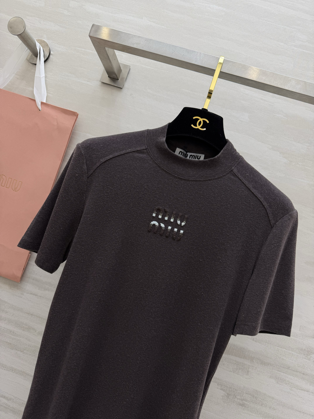 #Miumi♡²⁶春夏新款 logo重工刺绣🪡短袖T恤 胸前重工Logo刺绣超有辨识度！羊毛➕棉混弹力氨
