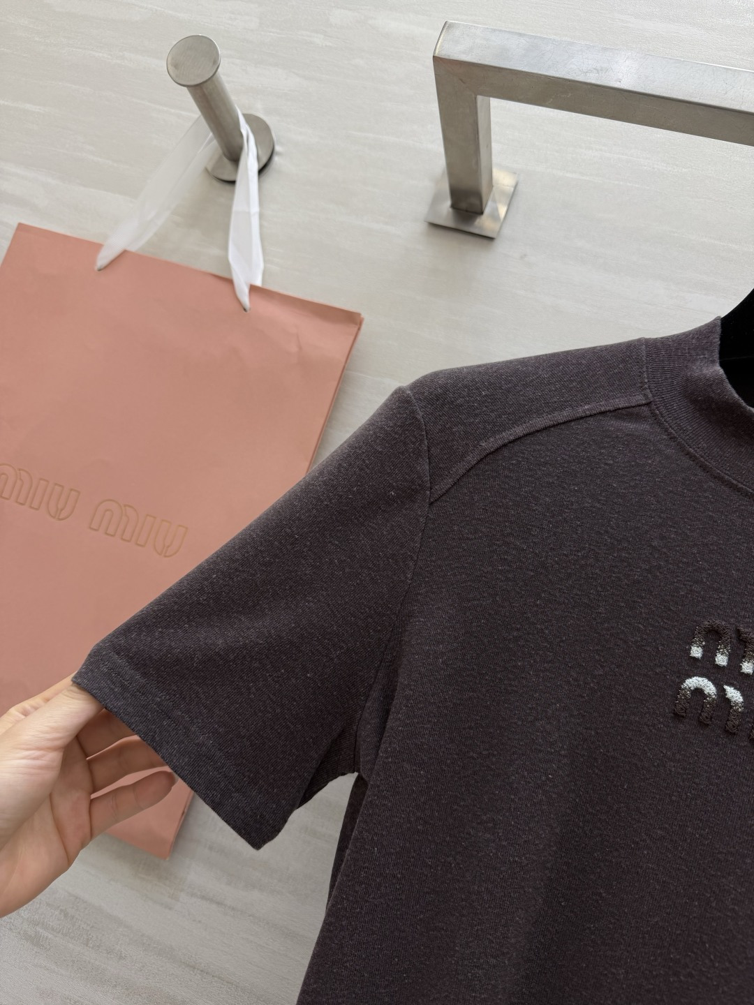 #Miumi♡²⁶春夏新款 logo重工刺绣🪡短袖T恤 胸前重工Logo刺绣超有辨识度！羊毛➕棉混弹力氨