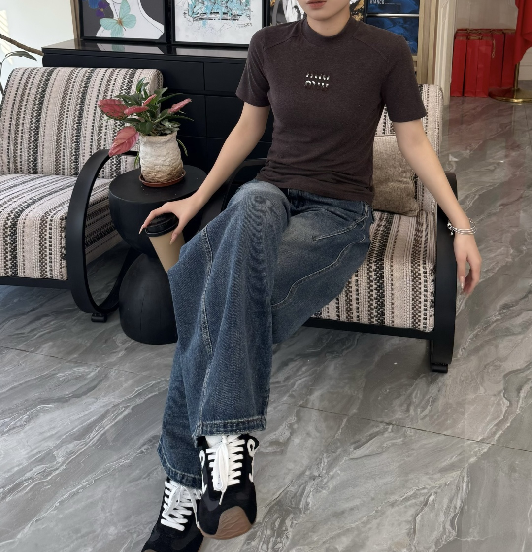 #Miumi♡²⁶春夏新款 logo重工刺绣🪡短袖T恤 胸前重工Logo刺绣超有辨识度！羊毛➕棉混弹力氨