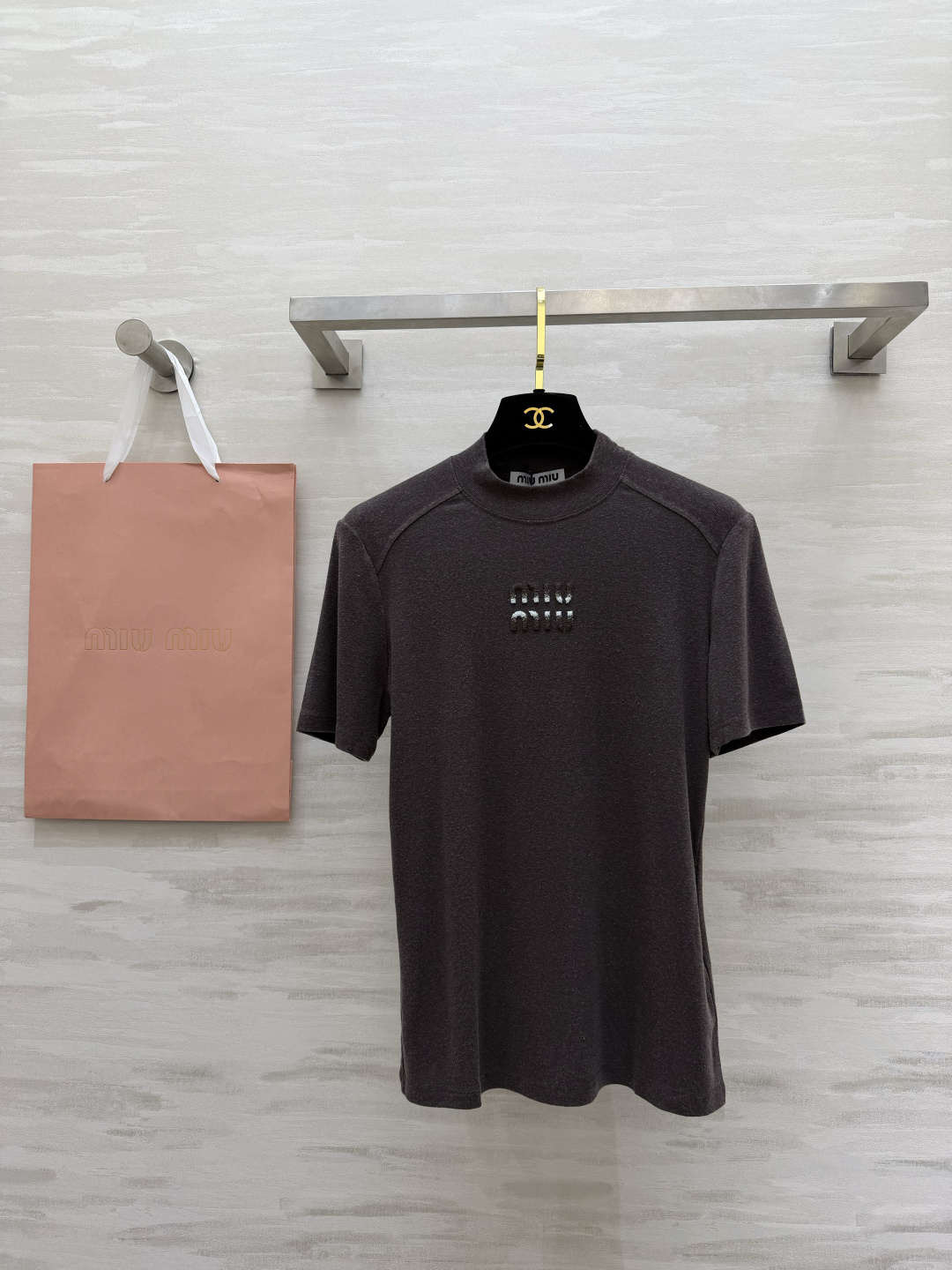 #Miumi♡²⁶春夏新款 logo重工刺绣🪡短袖T恤 胸前重工Logo刺绣超有辨识度！羊毛➕棉混弹力氨
