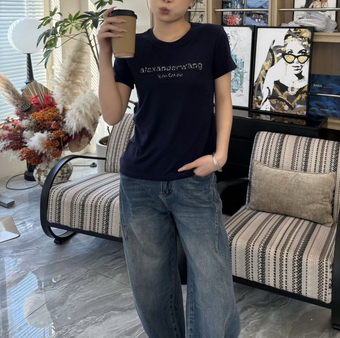 #Alexander Wang²⁶春夏新款 logo重工钉珠短袖T恤 胸前重工钉珠Logo超有辨识度！羊