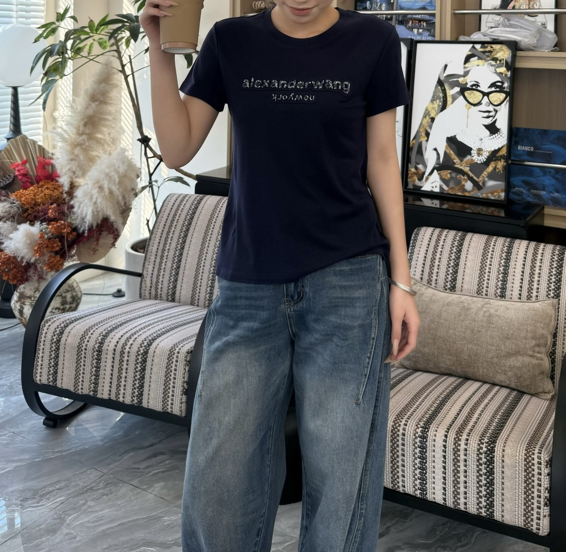 #Alexander Wang²⁶春夏新款 logo重工钉珠短袖T恤 胸前重工钉珠Logo超有辨识度！羊