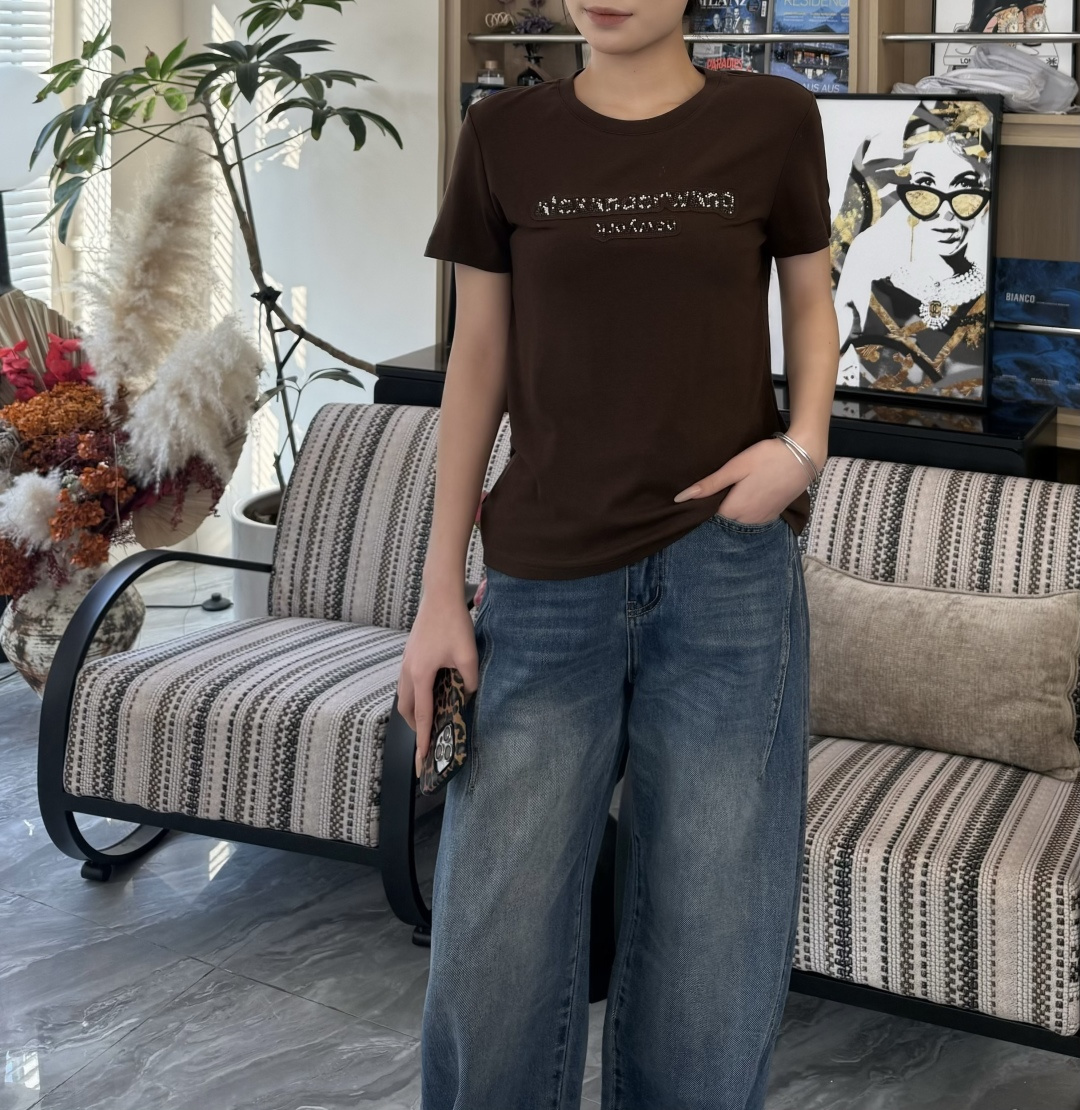 #Alexander Wang²⁶春夏新款 logo重工钉珠短袖T恤 胸前重工钉珠Logo超有辨识度！羊