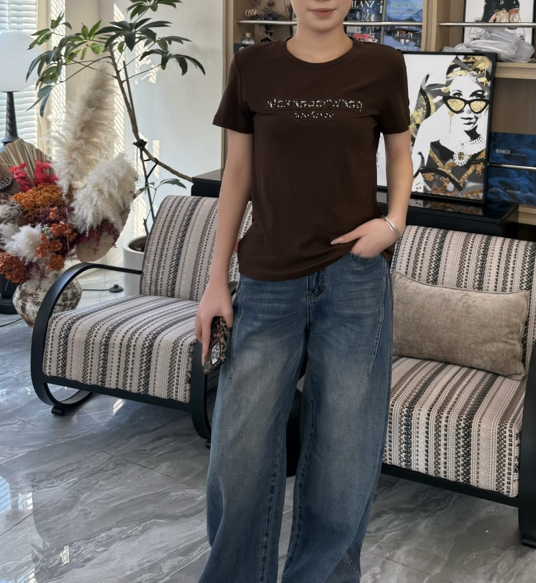 #Alexander Wang²⁶春夏新款 logo重工钉珠短袖T恤 胸前重工钉珠Logo超有辨识度！羊