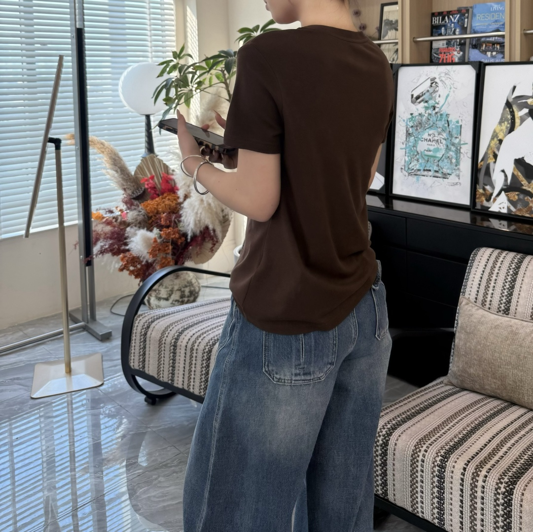 #Alexander Wang²⁶春夏新款 logo重工钉珠短袖T恤 胸前重工钉珠Logo超有辨识度！羊