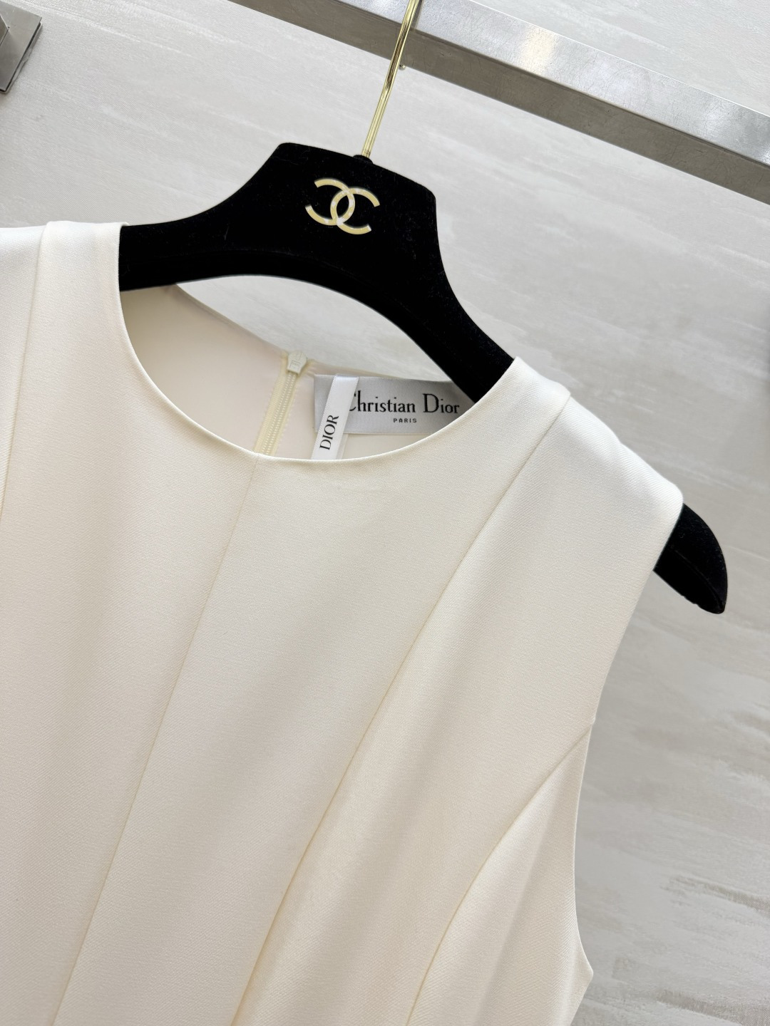 #Dio♡²⁶春夏新款 无袖连衣裙 简约优雅 剪裁精致！腰部分割线设计修饰身形 裙摆自然垂坠 法式气质满