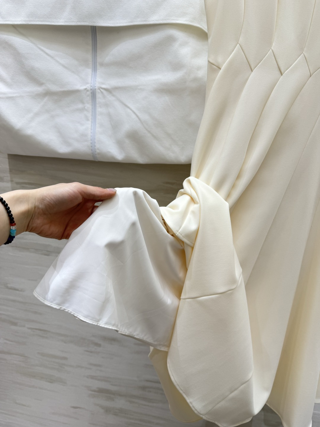 #Dio♡²⁶春夏新款 无袖连衣裙 简约优雅 剪裁精致！腰部分割线设计修饰身形 裙摆自然垂坠 法式气质满