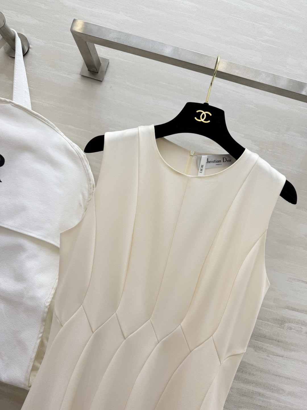 #Dio♡²⁶春夏新款 无袖连衣裙 简约优雅 剪裁精致！腰部分割线设计修饰身形 裙摆自然垂坠 法式气质满