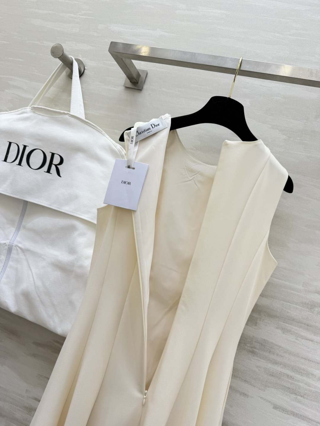 #Dio♡²⁶春夏新款 无袖连衣裙 简约优雅 剪裁精致！腰部分割线设计修饰身形 裙摆自然垂坠 法式气质满