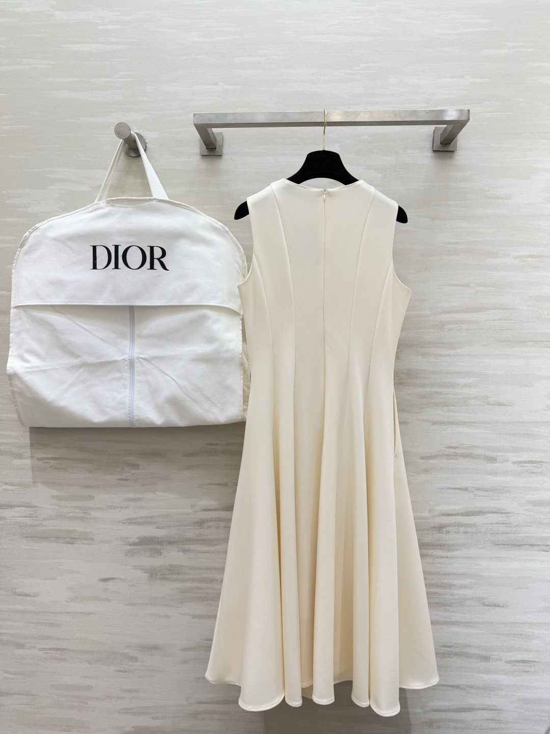 #Dio♡²⁶春夏新款 无袖连衣裙 简约优雅 剪裁精致！腰部分割线设计修饰身形 裙摆自然垂坠 法式气质满