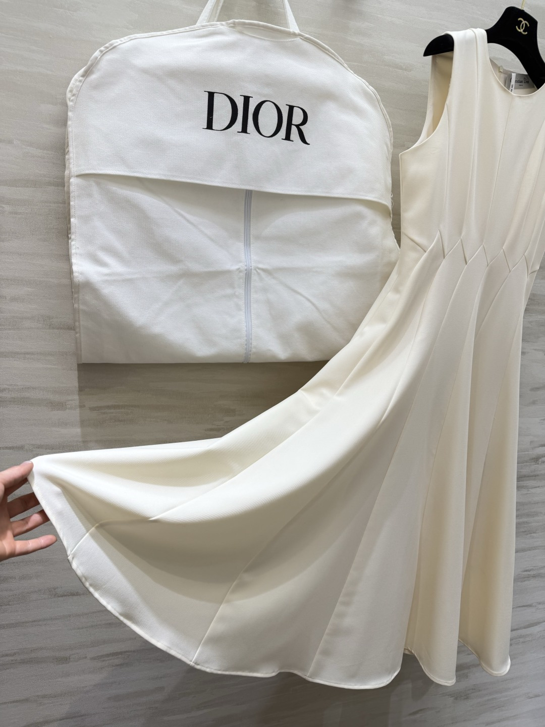 #Dio♡²⁶春夏新款 无袖连衣裙 简约优雅 剪裁精致！腰部分割线设计修饰身形 裙摆自然垂坠 法式气质满