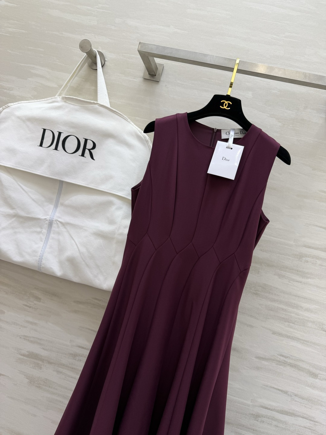 #Dio♡²⁶春夏新款 无袖连衣裙 简约优雅 剪裁精致！腰部分割线设计修饰身形 裙摆自然垂坠 法式气质满