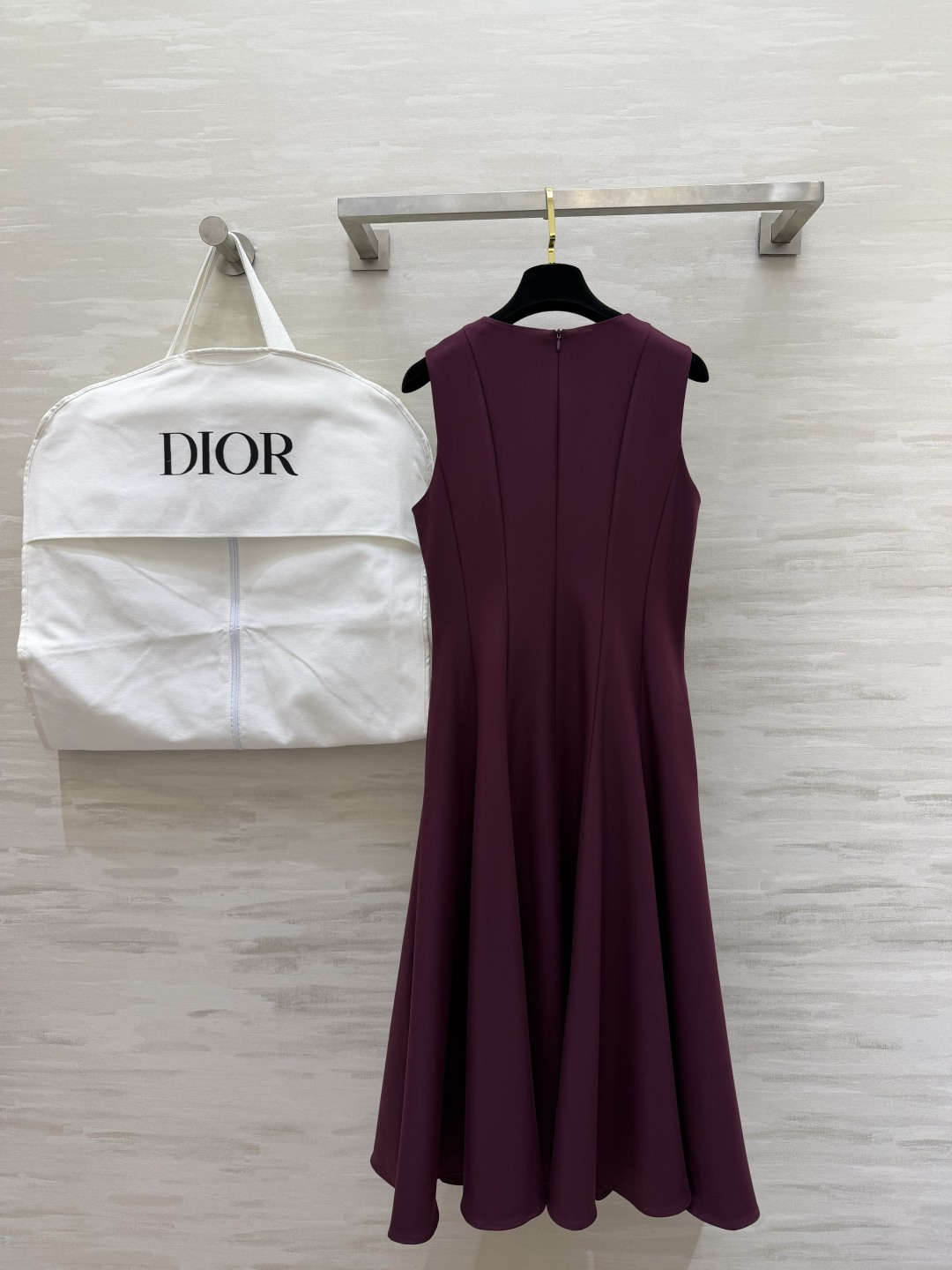 #Dio♡²⁶春夏新款 无袖连衣裙 简约优雅 剪裁精致！腰部分割线设计修饰身形 裙摆自然垂坠 法式气质满