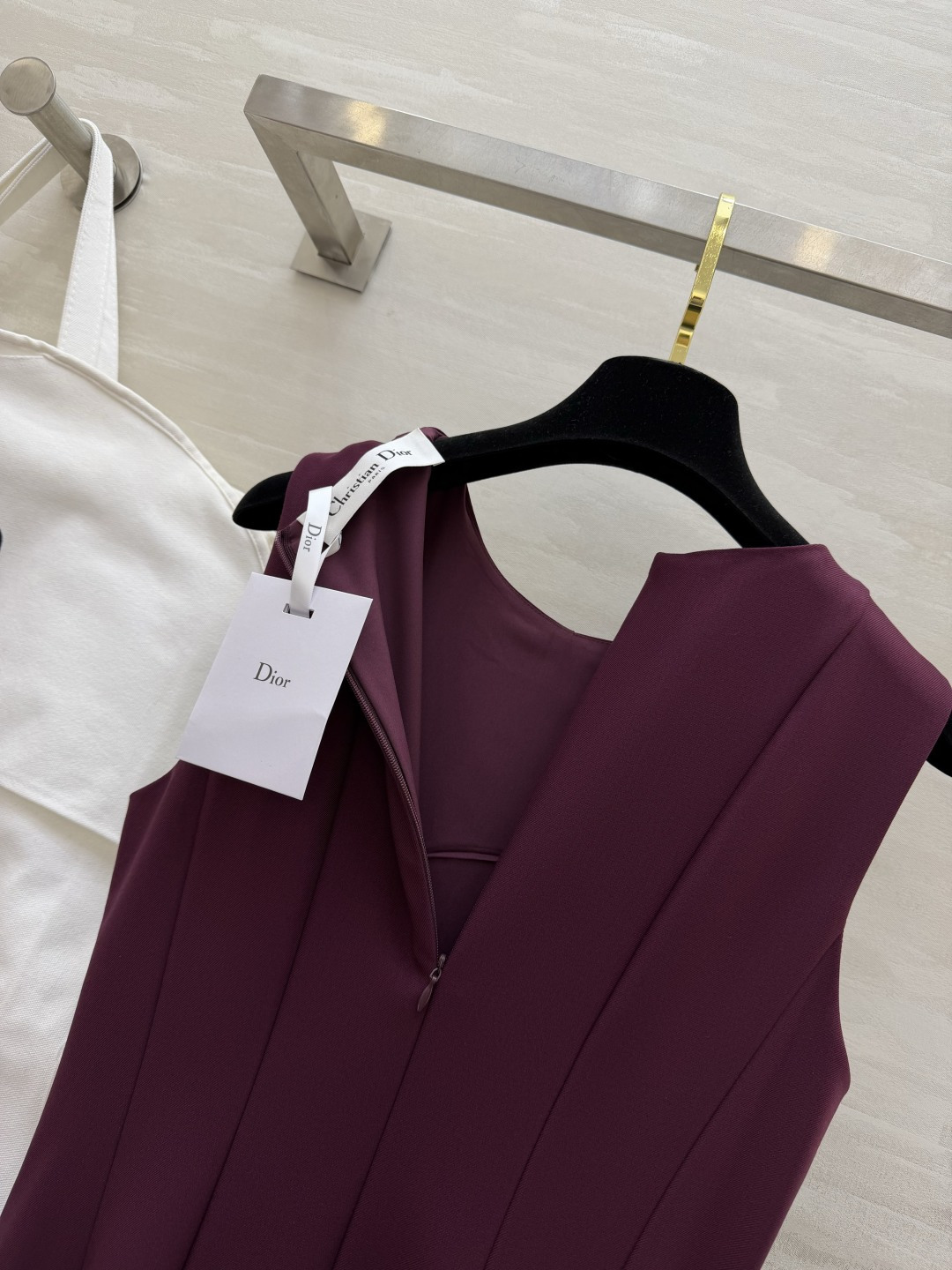 #Dio♡²⁶春夏新款 无袖连衣裙 简约优雅 剪裁精致！腰部分割线设计修饰身形 裙摆自然垂坠 法式气质满