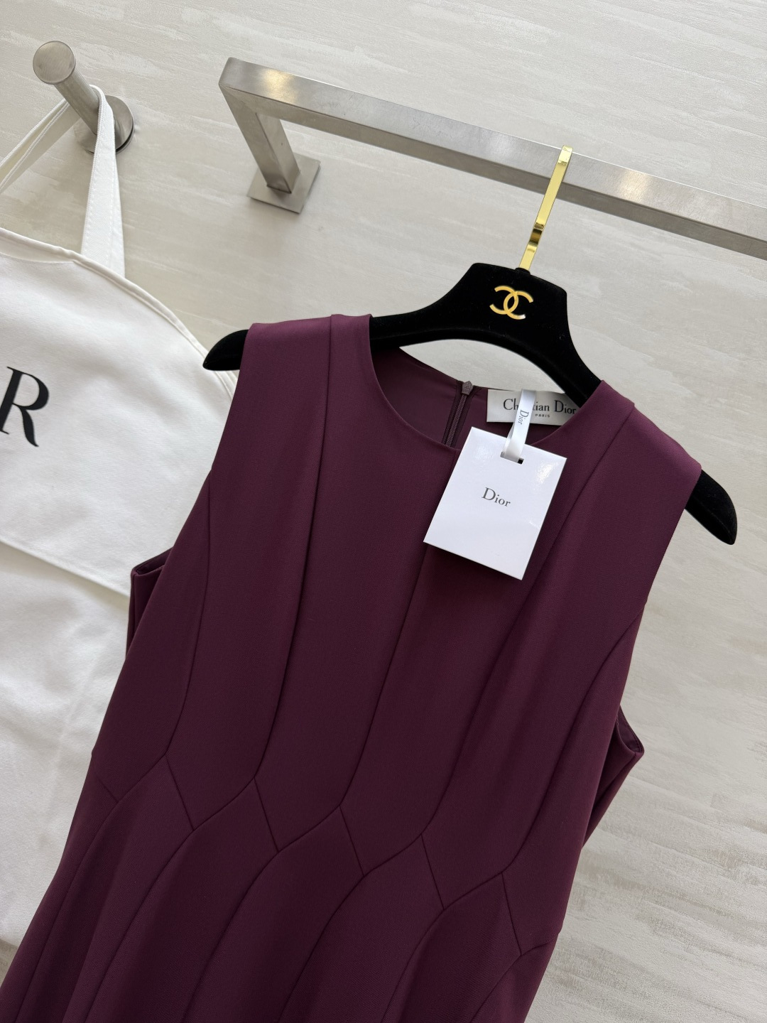 #Dio♡²⁶春夏新款 无袖连衣裙 简约优雅 剪裁精致！腰部分割线设计修饰身形 裙摆自然垂坠 法式气质满