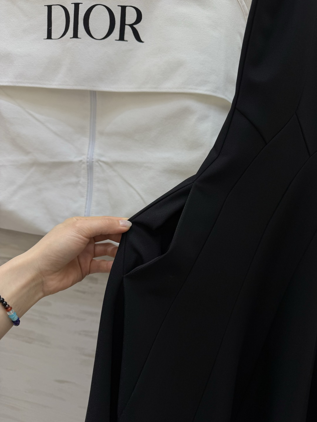 #Dio♡²⁶春夏新款 无袖连衣裙 简约优雅 剪裁精致！腰部分割线设计修饰身形 裙摆自然垂坠 法式气质满