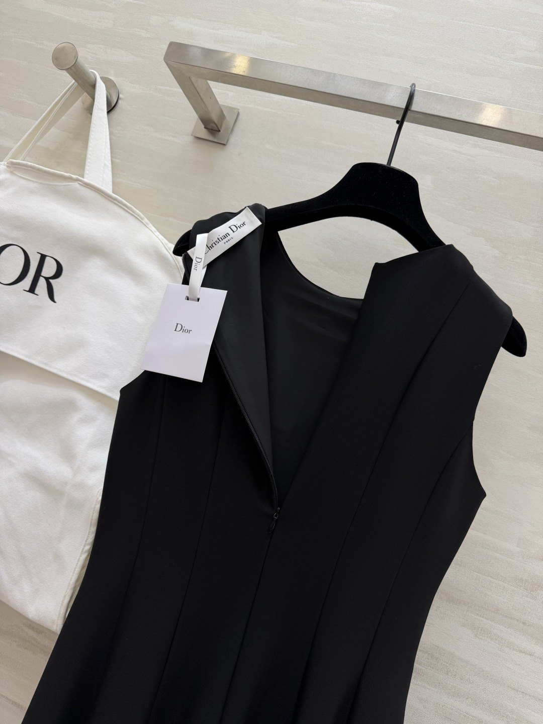 #Dio♡²⁶春夏新款 无袖连衣裙 简约优雅 剪裁精致！腰部分割线设计修饰身形 裙摆自然垂坠 法式气质满