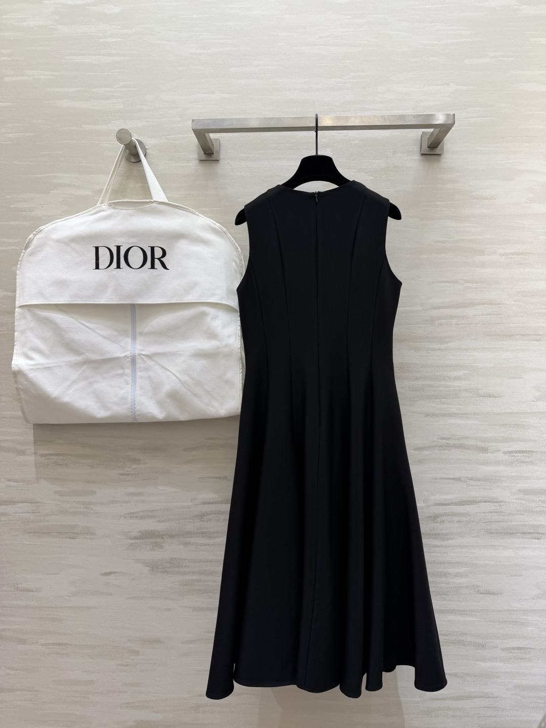 #Dio♡²⁶春夏新款 无袖连衣裙 简约优雅 剪裁精致！腰部分割线设计修饰身形 裙摆自然垂坠 法式气质满