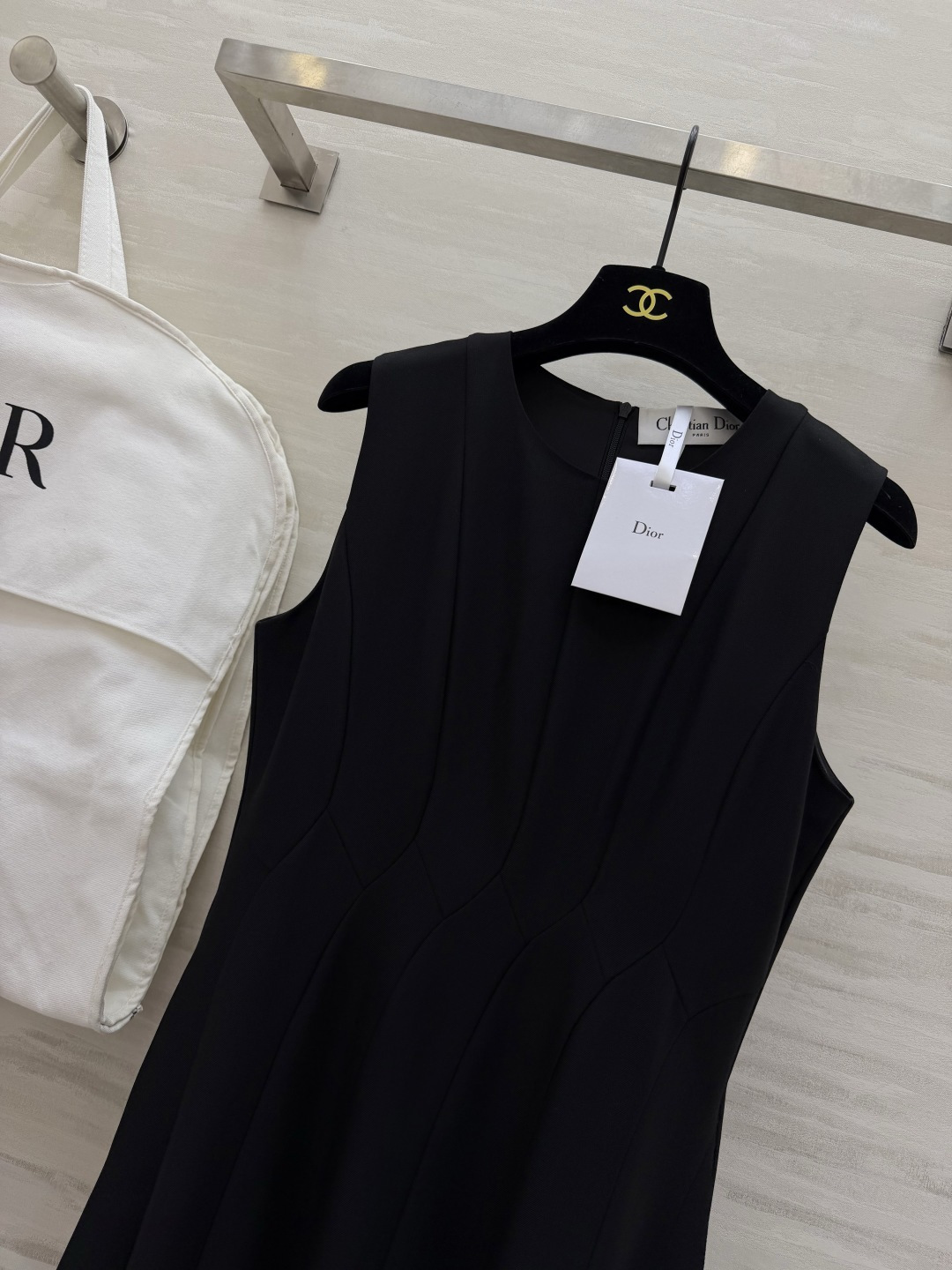 #Dio♡²⁶春夏新款 无袖连衣裙 简约优雅 剪裁精致！腰部分割线设计修饰身形 裙摆自然垂坠 法式气质满