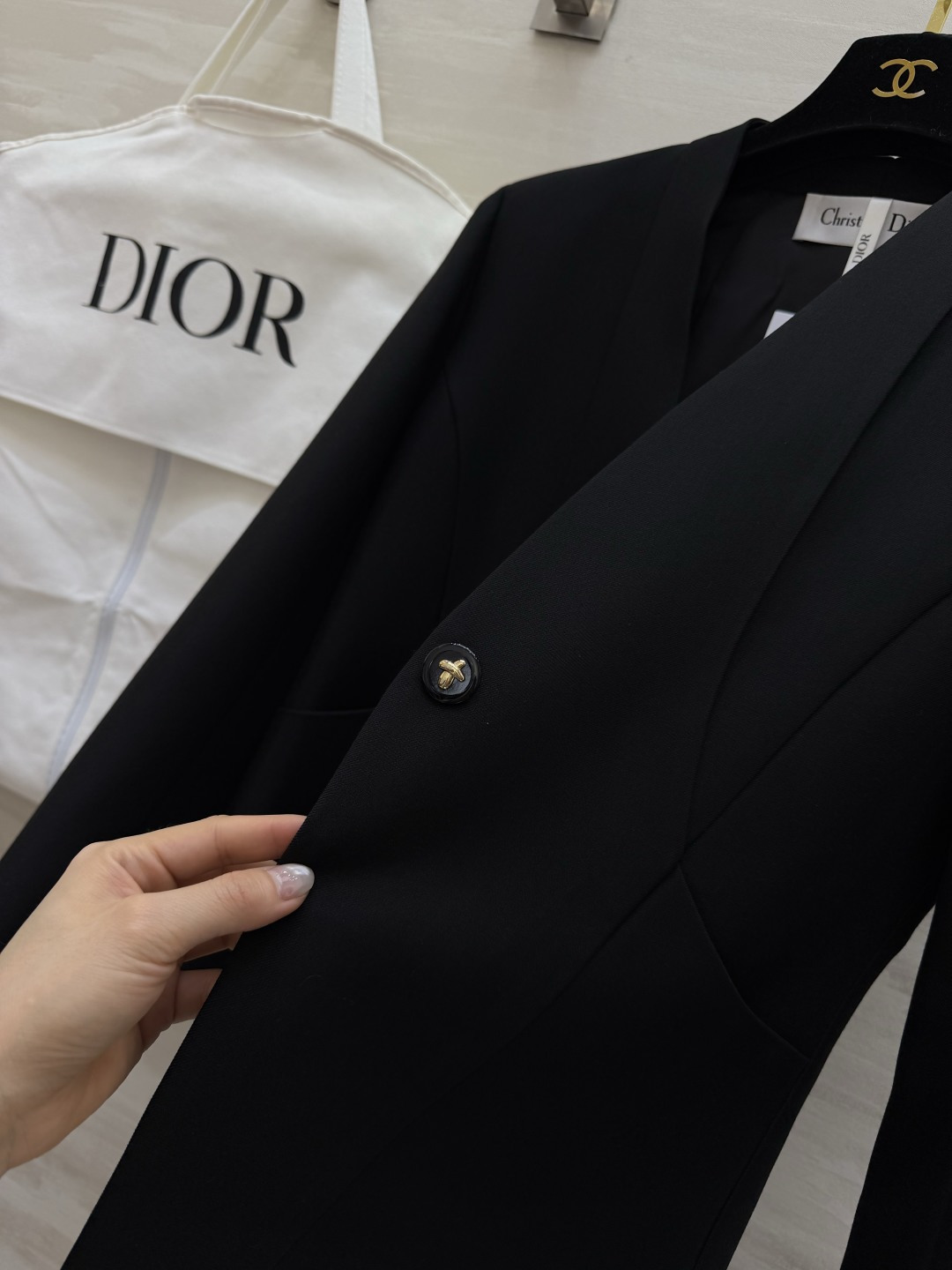 #Dio♡²⁶春夏新款 v领极简西装外套 采用高品质丝毛面料 剪裁利落 简约优雅 无领一粒扣设计 线条流