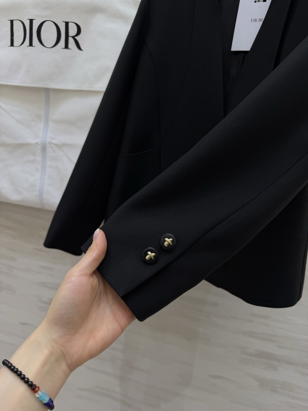 #Dio♡²⁶春夏新款 v领极简西装外套 采用高品质丝毛面料 剪裁利落 简约优雅 无领一粒扣设计 线条流