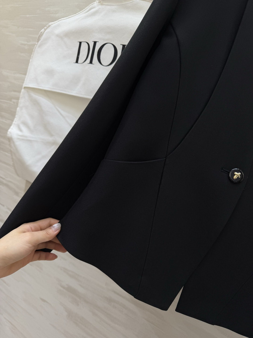 #Dio♡²⁶春夏新款 v领极简西装外套 采用高品质丝毛面料 剪裁利落 简约优雅 无领一粒扣设计 线条流