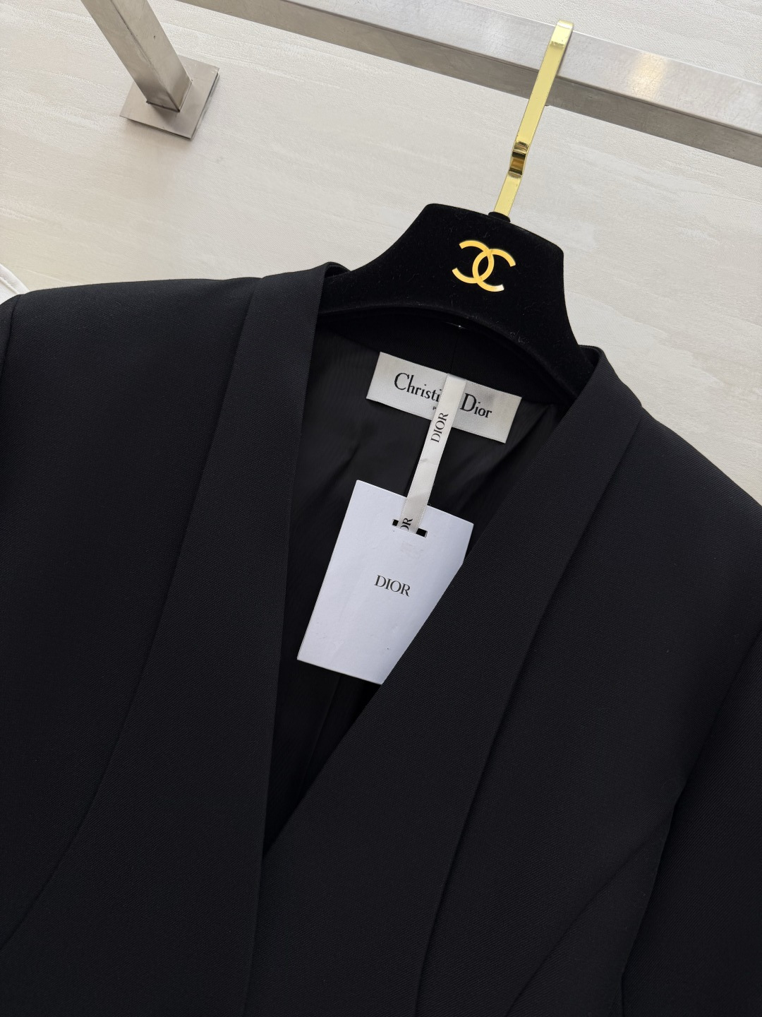 #Dio♡²⁶春夏新款 v领极简西装外套 采用高品质丝毛面料 剪裁利落 简约优雅 无领一粒扣设计 线条流