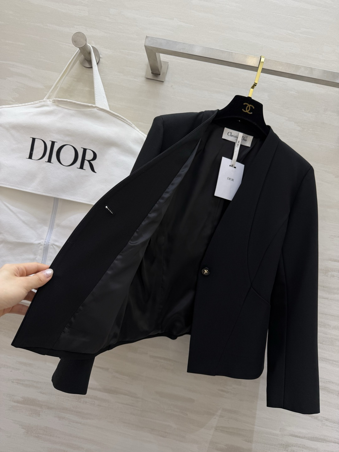 #Dio♡²⁶春夏新款 v领极简西装外套 采用高品质丝毛面料 剪裁利落 简约优雅 无领一粒扣设计 线条流