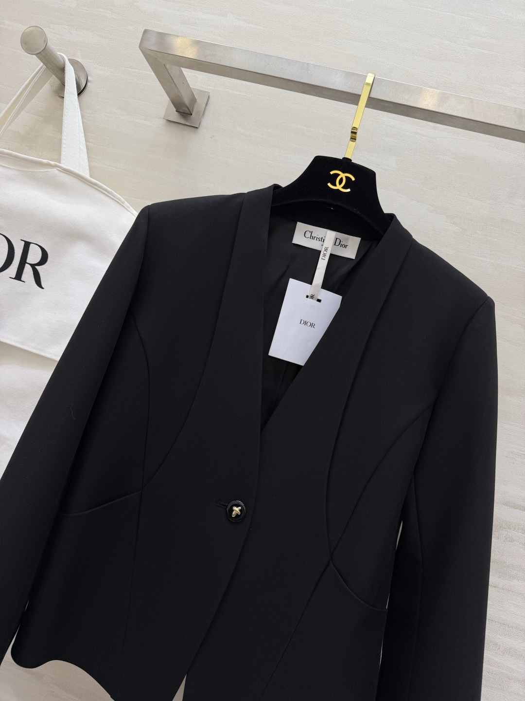 #Dio♡²⁶春夏新款 v领极简西装外套 采用高品质丝毛面料 剪裁利落 简约优雅 无领一粒扣设计 线条流