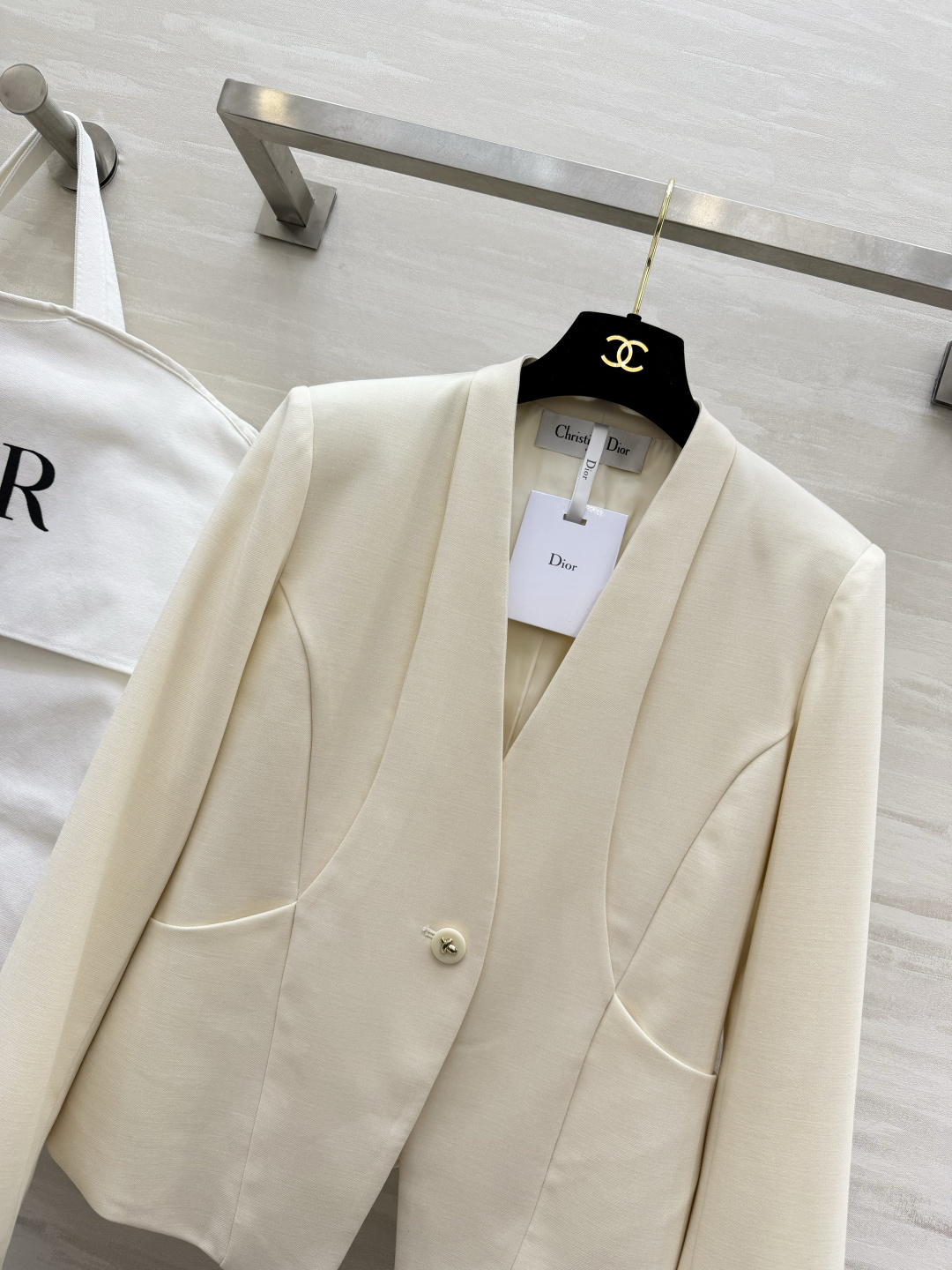 #Dio♡²⁶春夏新款 v领极简西装外套 采用高品质丝毛面料 剪裁利落 简约优雅 无领一粒扣设计 线条流