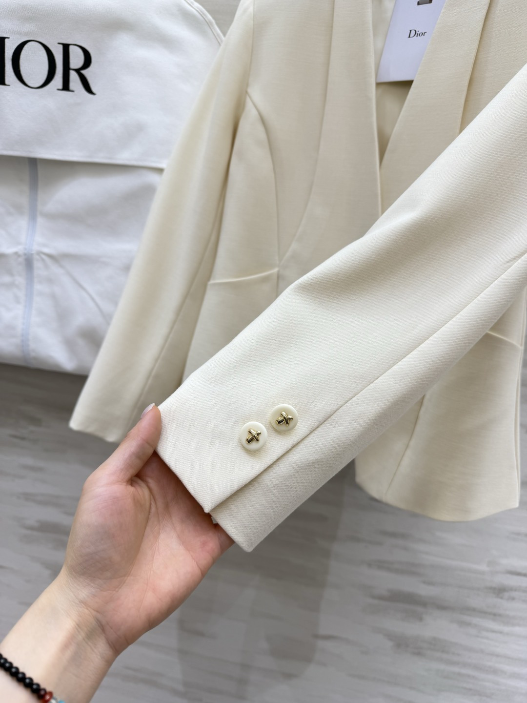 #Dio♡²⁶春夏新款 v领极简西装外套 采用高品质丝毛面料 剪裁利落 简约优雅 无领一粒扣设计 线条流