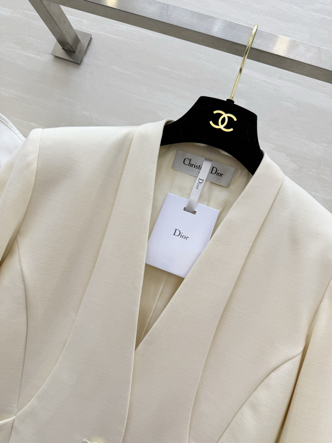 #Dio♡²⁶春夏新款 v领极简西装外套 采用高品质丝毛面料 剪裁利落 简约优雅 无领一粒扣设计 线条流