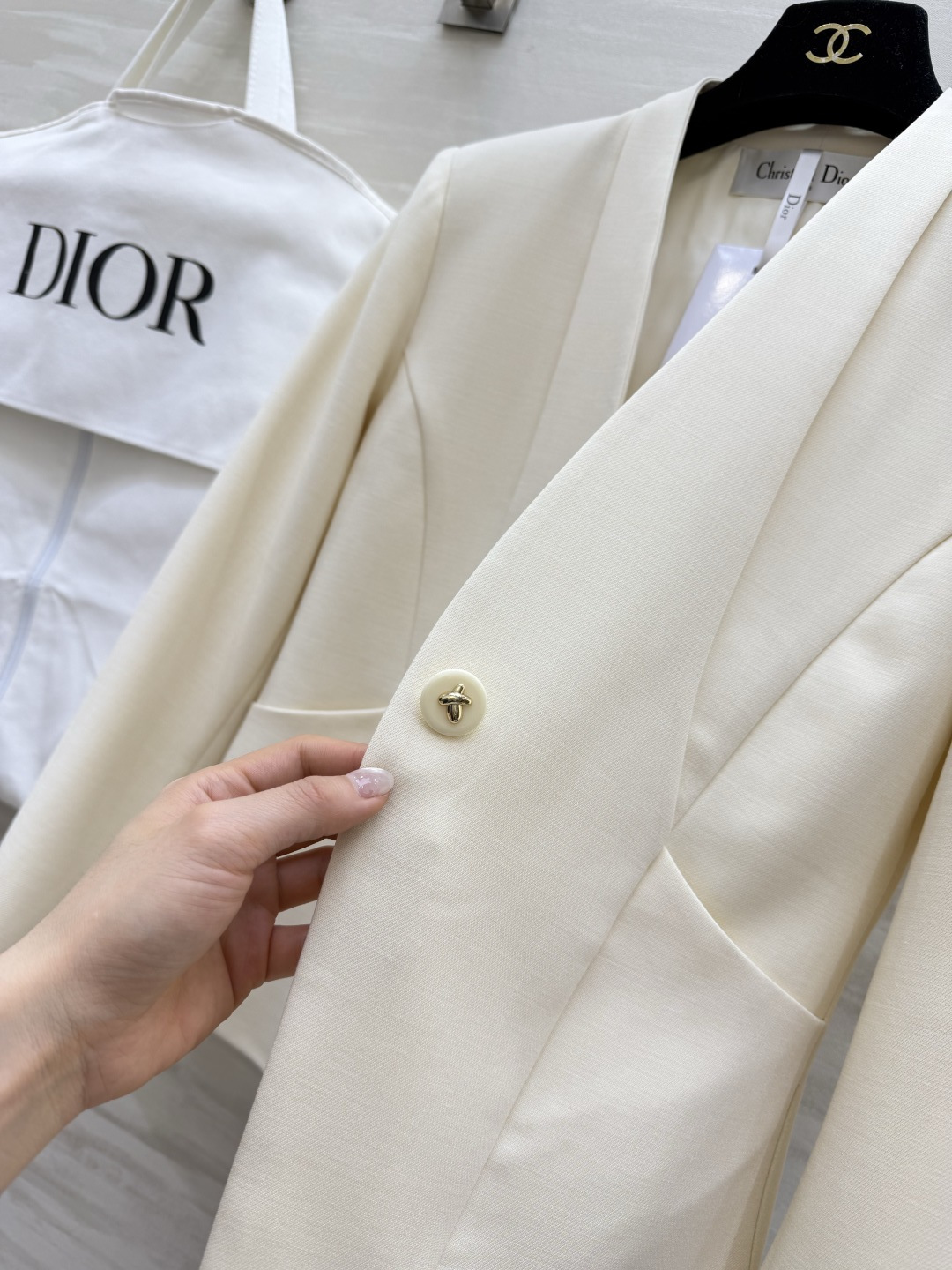 #Dio♡²⁶春夏新款 v领极简西装外套 采用高品质丝毛面料 剪裁利落 简约优雅 无领一粒扣设计 线条流