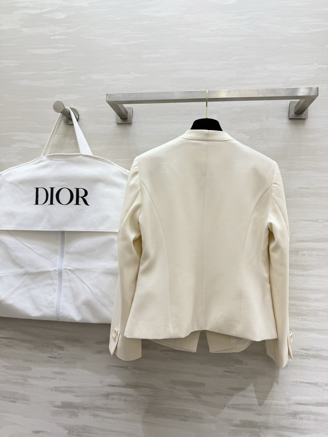 #Dio♡²⁶春夏新款 v领极简西装外套 采用高品质丝毛面料 剪裁利落 简约优雅 无领一粒扣设计 线条流