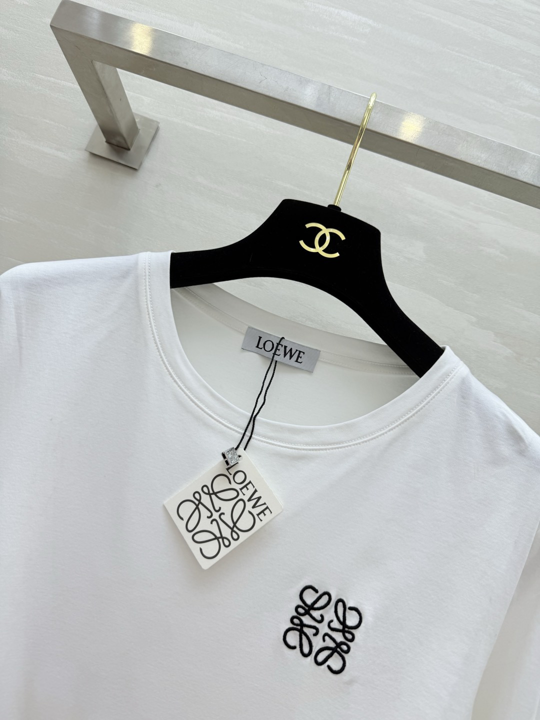 #Loew♡²⁶春夏新款 长袖T恤 纯棉材质柔软亲肤 透气又耐穿！圆领设计简约百搭 胸前logo刺绣超有