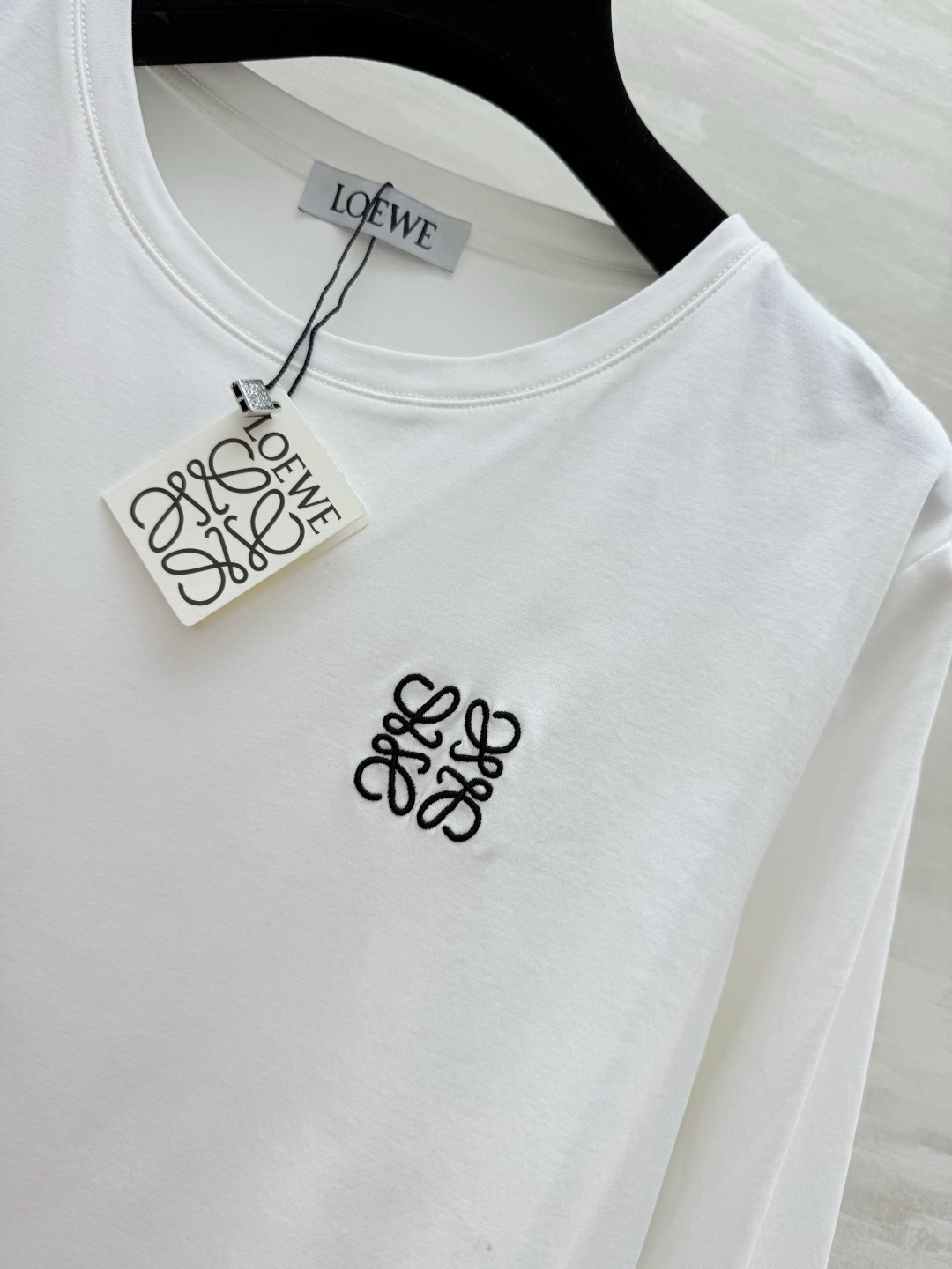 #Loew♡²⁶春夏新款 长袖T恤 纯棉材质柔软亲肤 透气又耐穿！圆领设计简约百搭 胸前logo刺绣超有