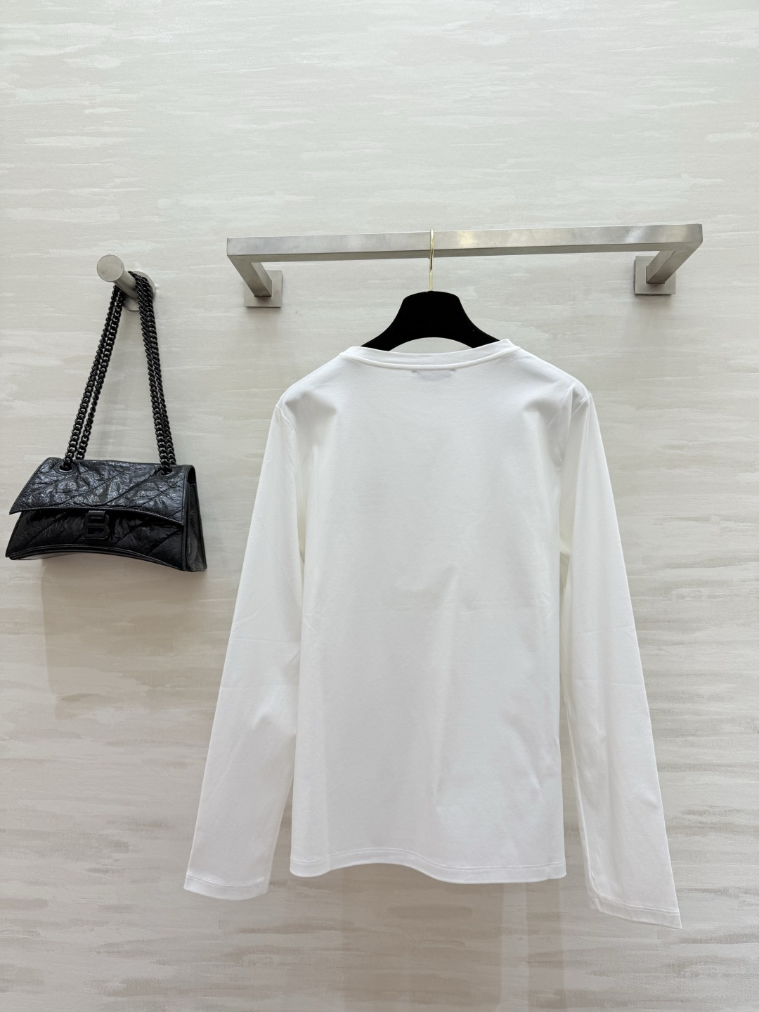 #Loew♡²⁶春夏新款 长袖T恤 纯棉材质柔软亲肤 透气又耐穿！圆领设计简约百搭 胸前logo刺绣超有