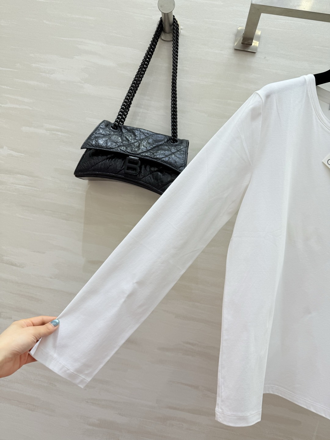 #Loew♡²⁶春夏新款 长袖T恤 纯棉材质柔软亲肤 透气又耐穿！圆领设计简约百搭 胸前logo刺绣超有