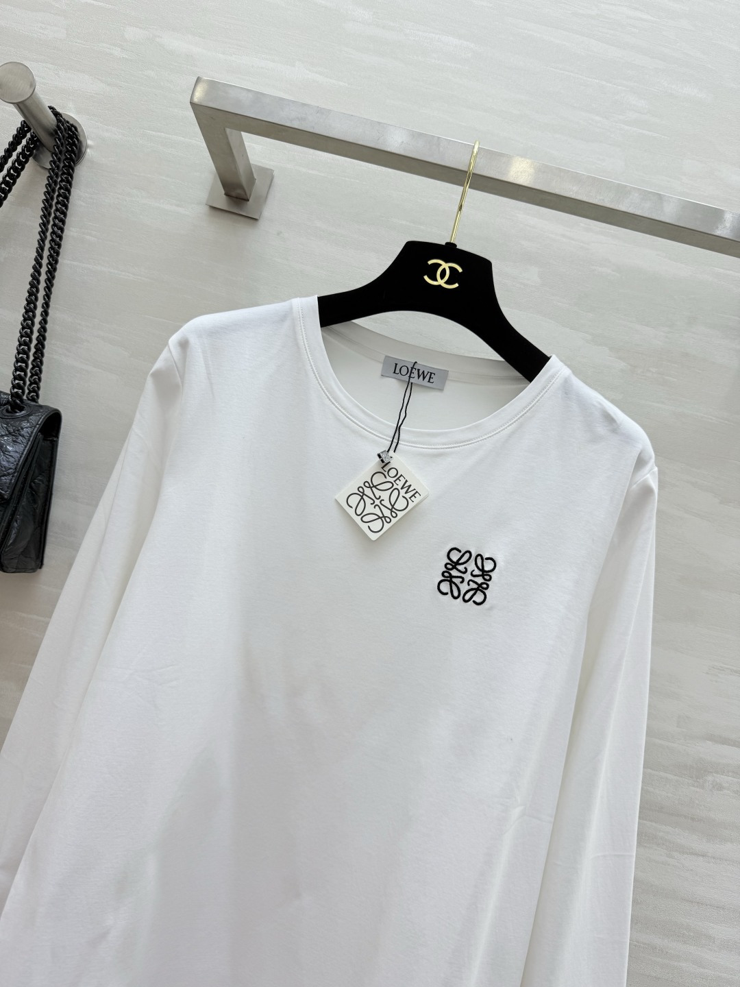 #Loew♡²⁶春夏新款 长袖T恤 纯棉材质柔软亲肤 透气又耐穿！圆领设计简约百搭 胸前logo刺绣超有