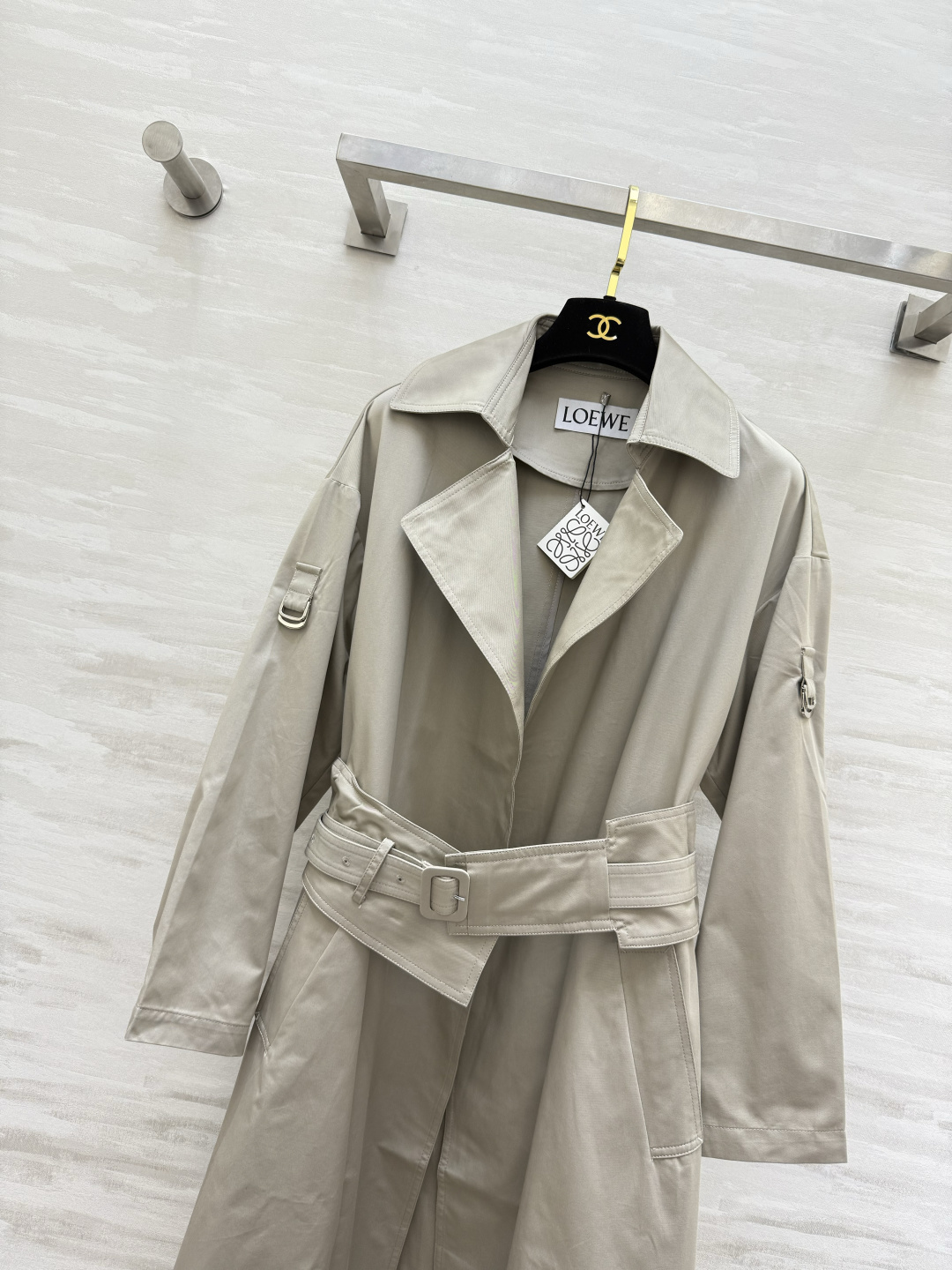 #LOEW♡²⁶新款 腰封腰带翻领风衣 采用高品质棉质面料 腰封腰带设计摩登大气 轻松修饰身形 英伦风满