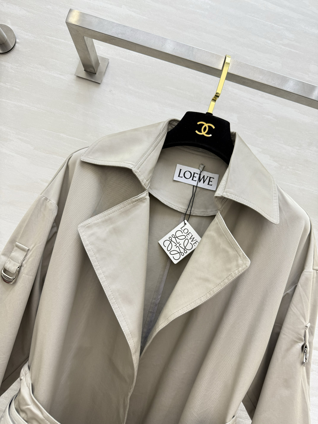 #LOEW♡²⁶新款 腰封腰带翻领风衣 采用高品质棉质面料 腰封腰带设计摩登大气 轻松修饰身形 英伦风满