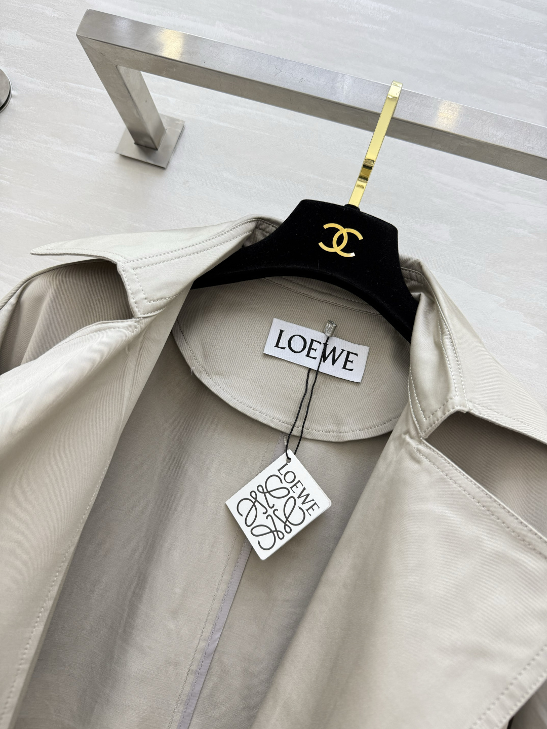 #LOEW♡²⁶新款 腰封腰带翻领风衣 采用高品质棉质面料 腰封腰带设计摩登大气 轻松修饰身形 英伦风满