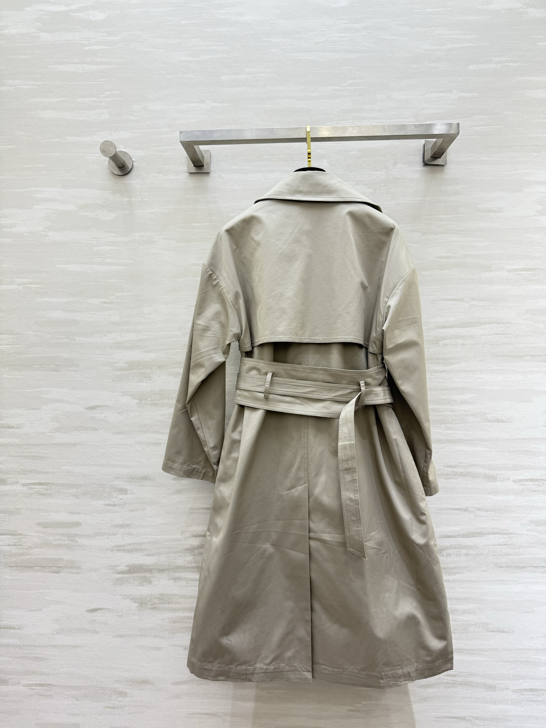 #LOEW♡²⁶新款 腰封腰带翻领风衣 采用高品质棉质面料 腰封腰带设计摩登大气 轻松修饰身形 英伦风满