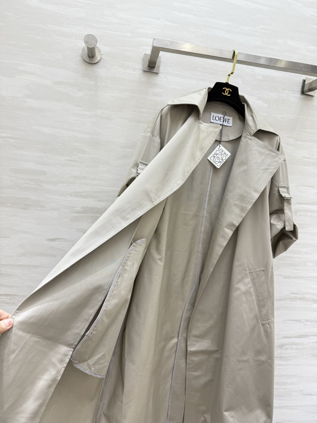 #LOEW♡²⁶新款 腰封腰带翻领风衣 采用高品质棉质面料 腰封腰带设计摩登大气 轻松修饰身形 英伦风满