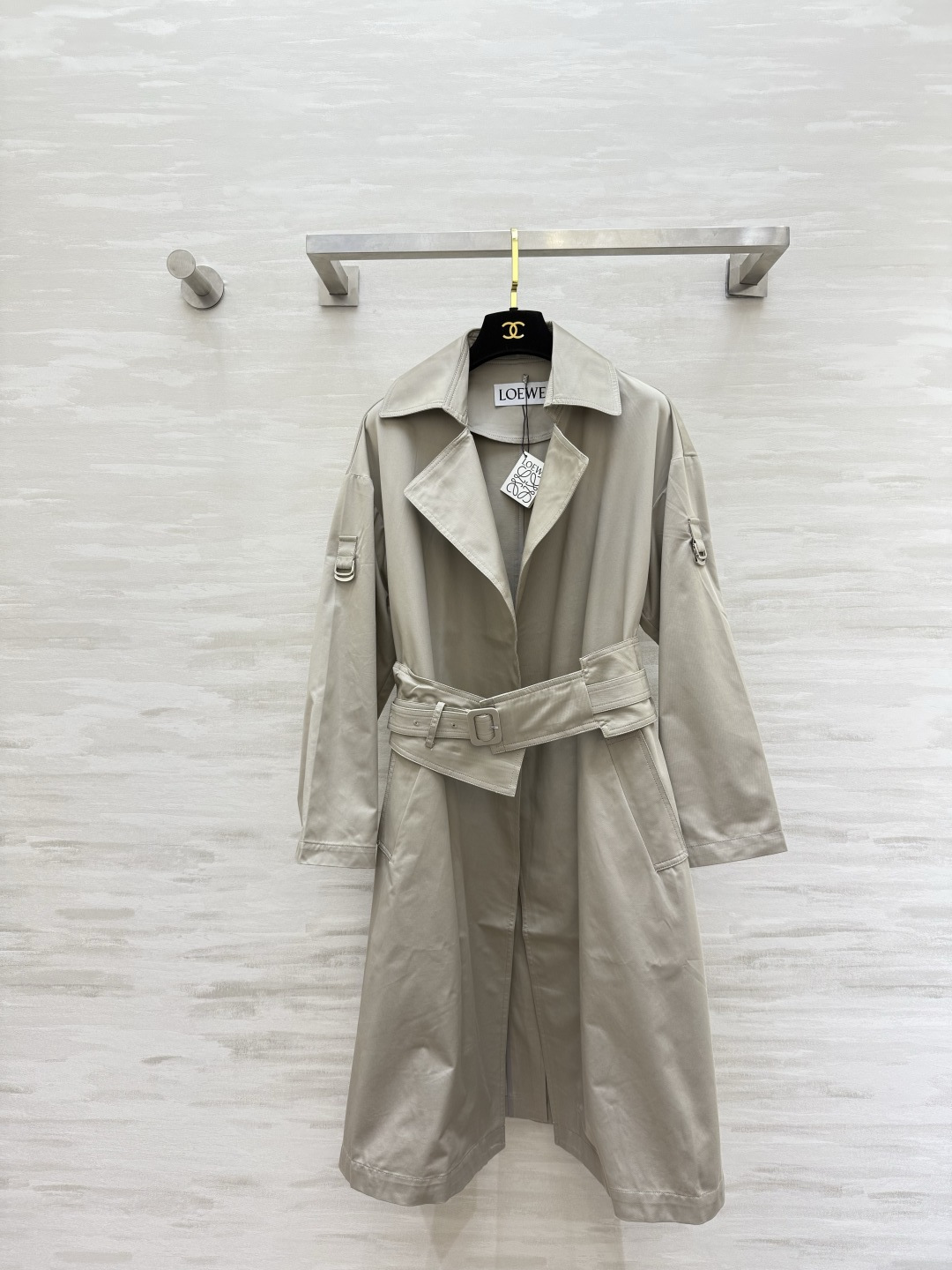 #LOEW♡²⁶新款 腰封腰带翻领风衣 采用高品质棉质面料 腰封腰带设计摩登大气 轻松修饰身形 英伦风满