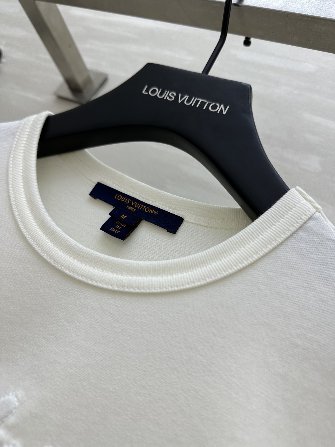 #Louis Vuitt♡²⁶ss 经典字母T恤✨极简奶白底色 温柔又高级 胸前手工立体刺绣品牌手写标识