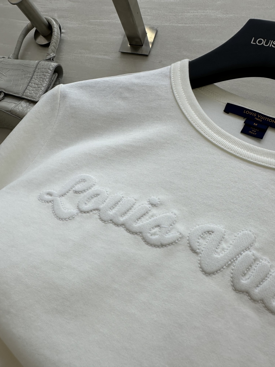 #Louis Vuitt♡²⁶ss 经典字母T恤✨极简奶白底色 温柔又高级 胸前手工立体刺绣品牌手写标识