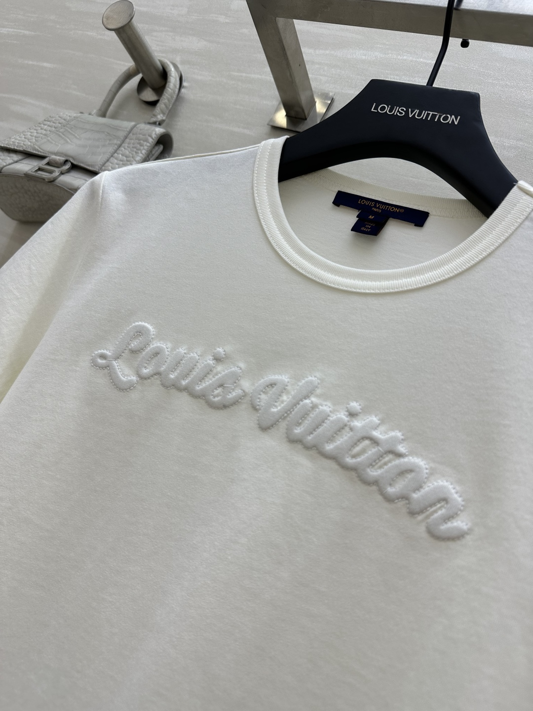 #Louis Vuitt♡²⁶ss 经典字母T恤✨极简奶白底色 温柔又高级 胸前手工立体刺绣品牌手写标识